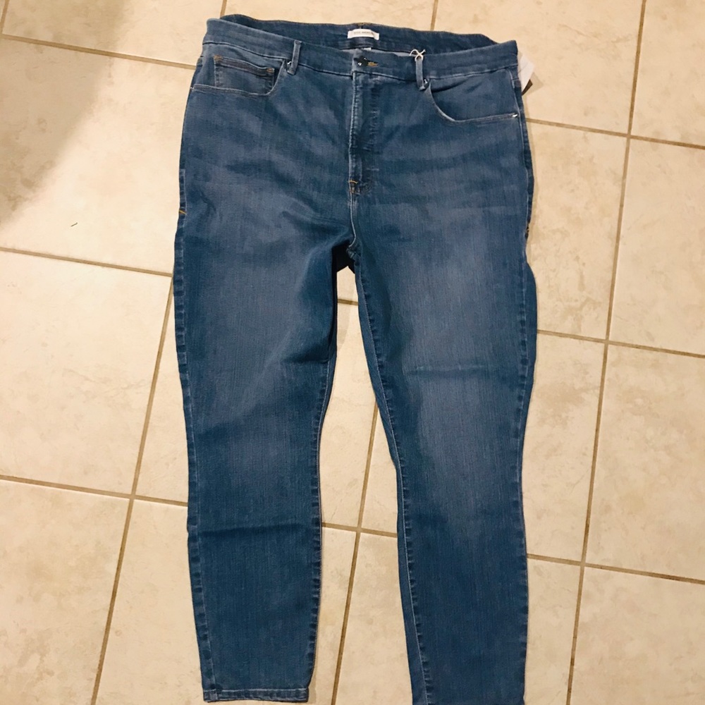 Good American.  Plus 20 never worn new Crop